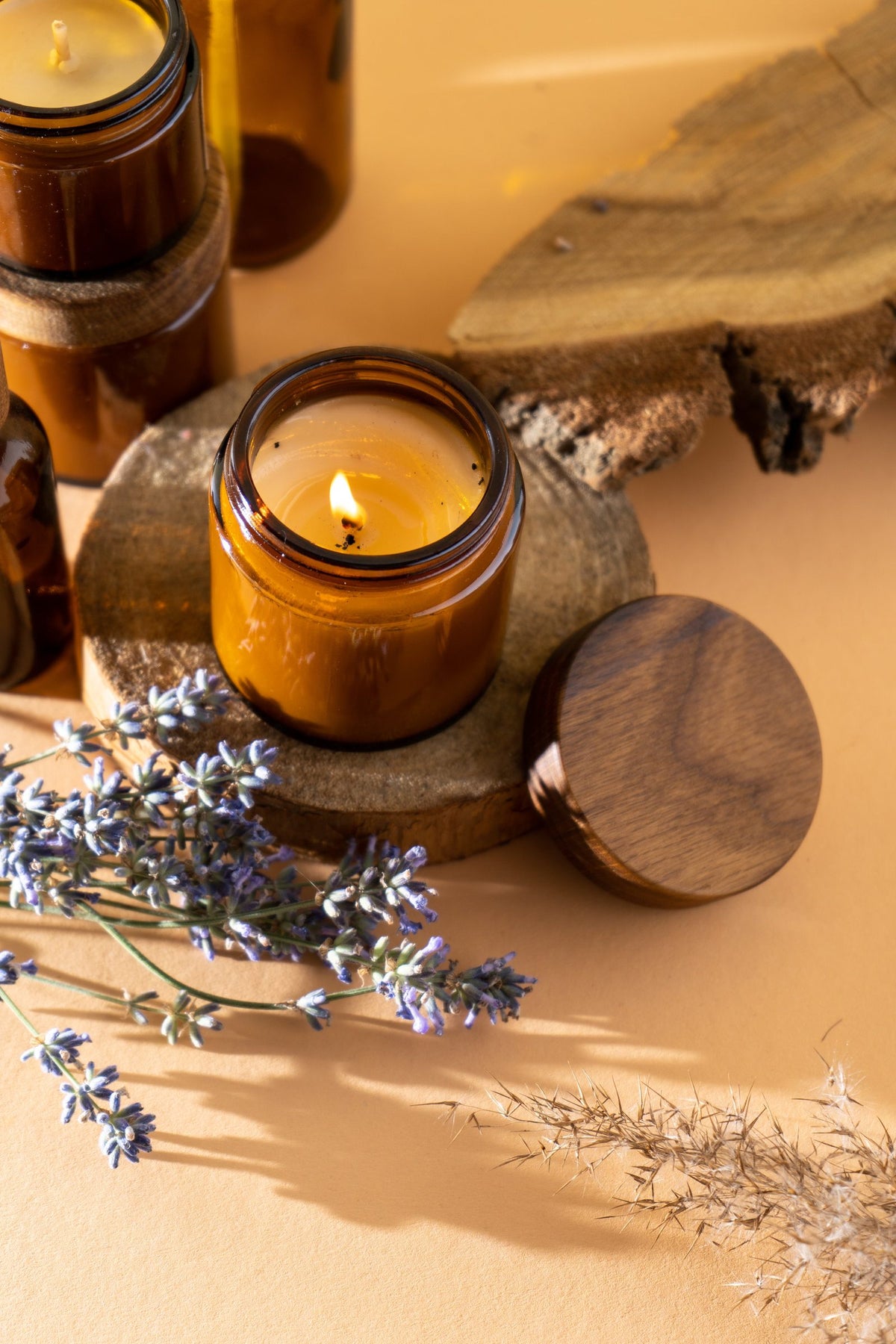 Vela aromática de soya en frasco ámbar con lavanda seca – VelaNova